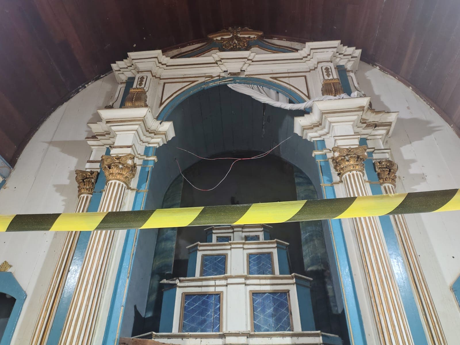 Altar de capela histórica em Boipeba é interditado por risco de desabamento