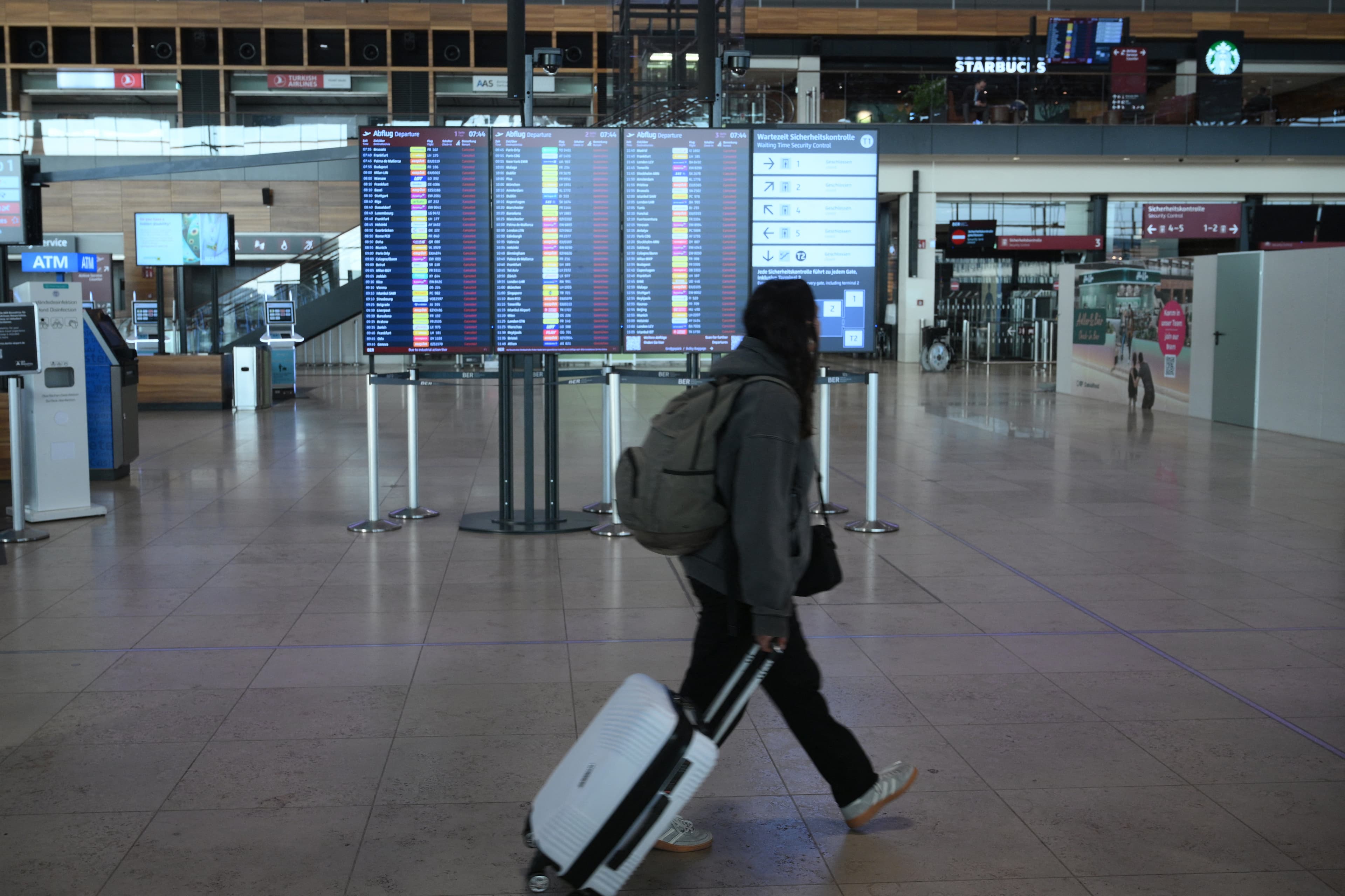 Aeroporto de Berlim suspende voos após avistamento de objeto voador não identificado