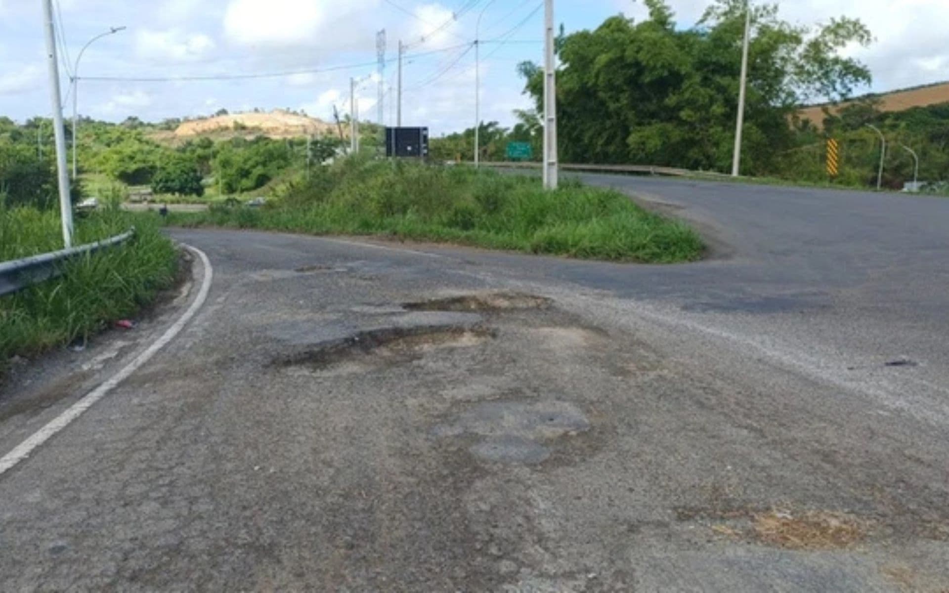 Acesso da BR-324 é interditado em São Sebastião do Passé, na Bahia