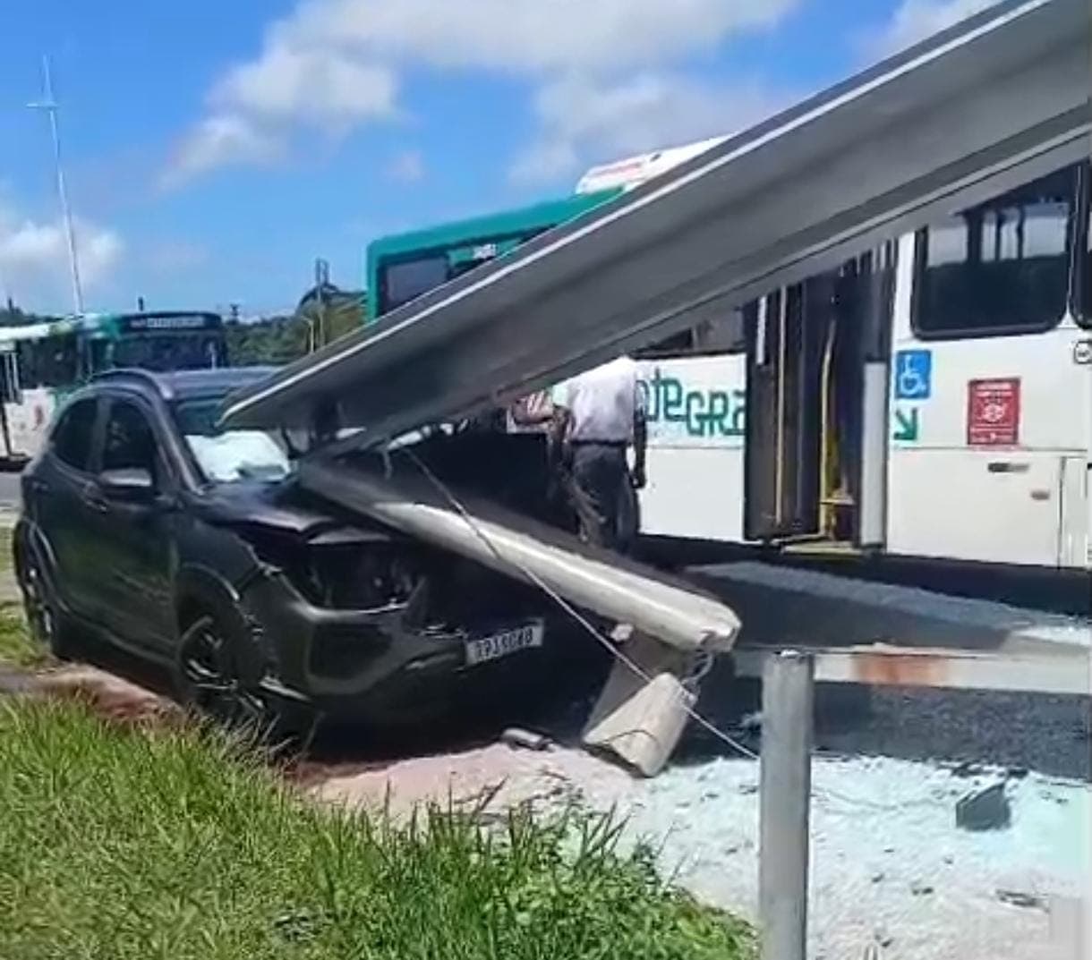 Carro destrói ponto de ônibus na Avenida Paralela, em Salvador