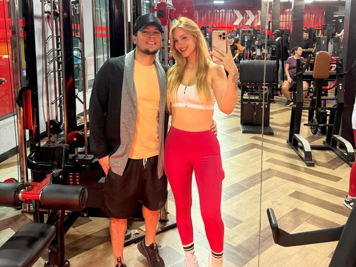 Pai de Melody assume namoro com influenciadora 20 anos mais jovem