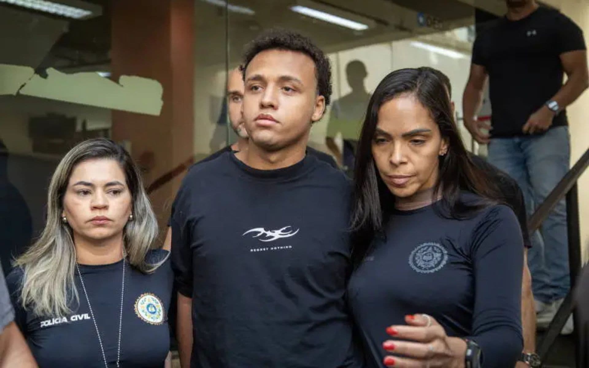 Renner recolhe camisa após réu de estupro coletivo usar peça com frase polêmica