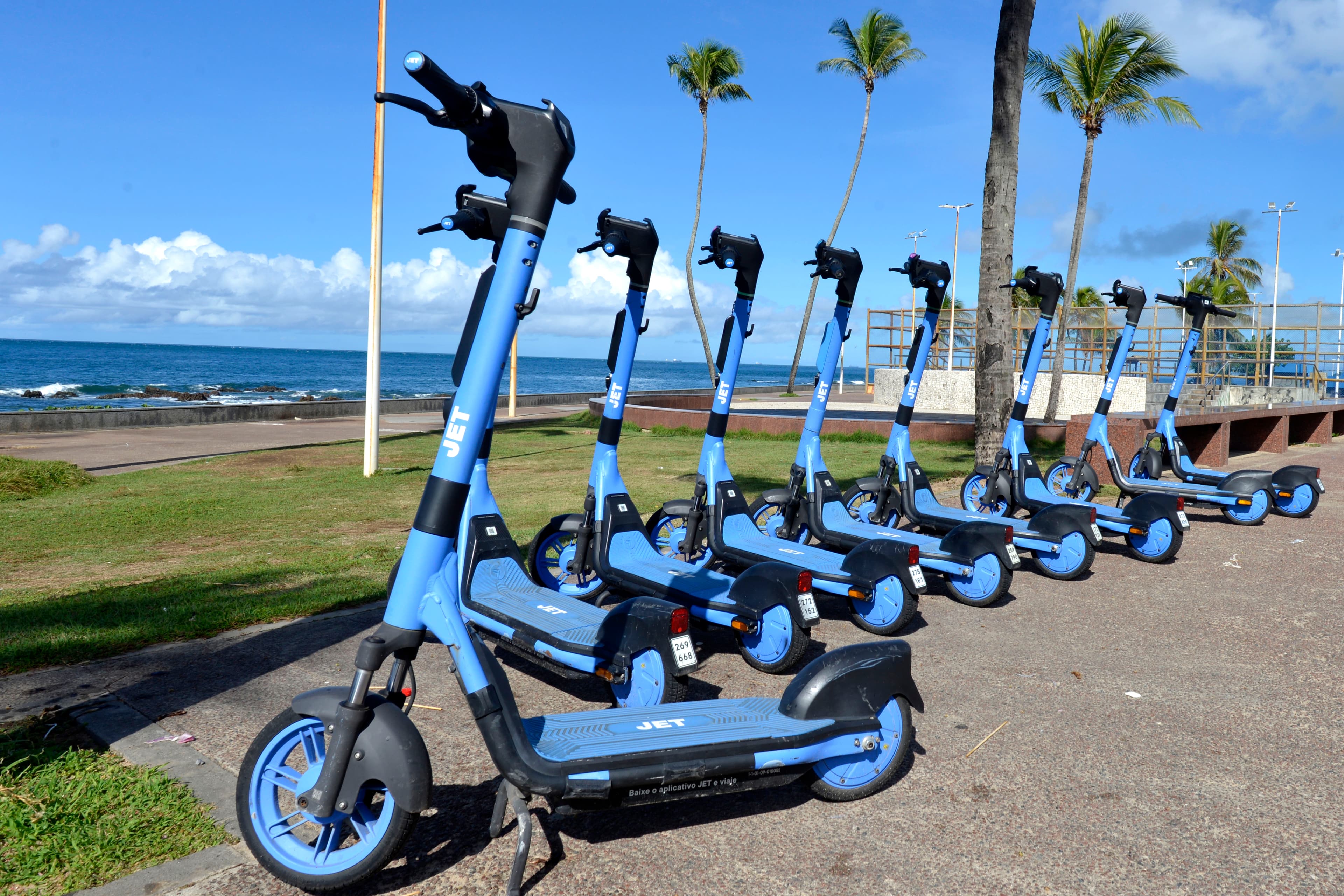 Irmãos são presos suspeitos de roubos com patinetes elétricos em Salvador