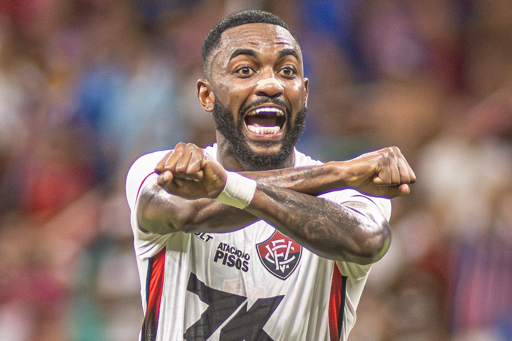 Ramon celebra boa fase no Vitória e destaca conselho de Osvaldo após 1º gol