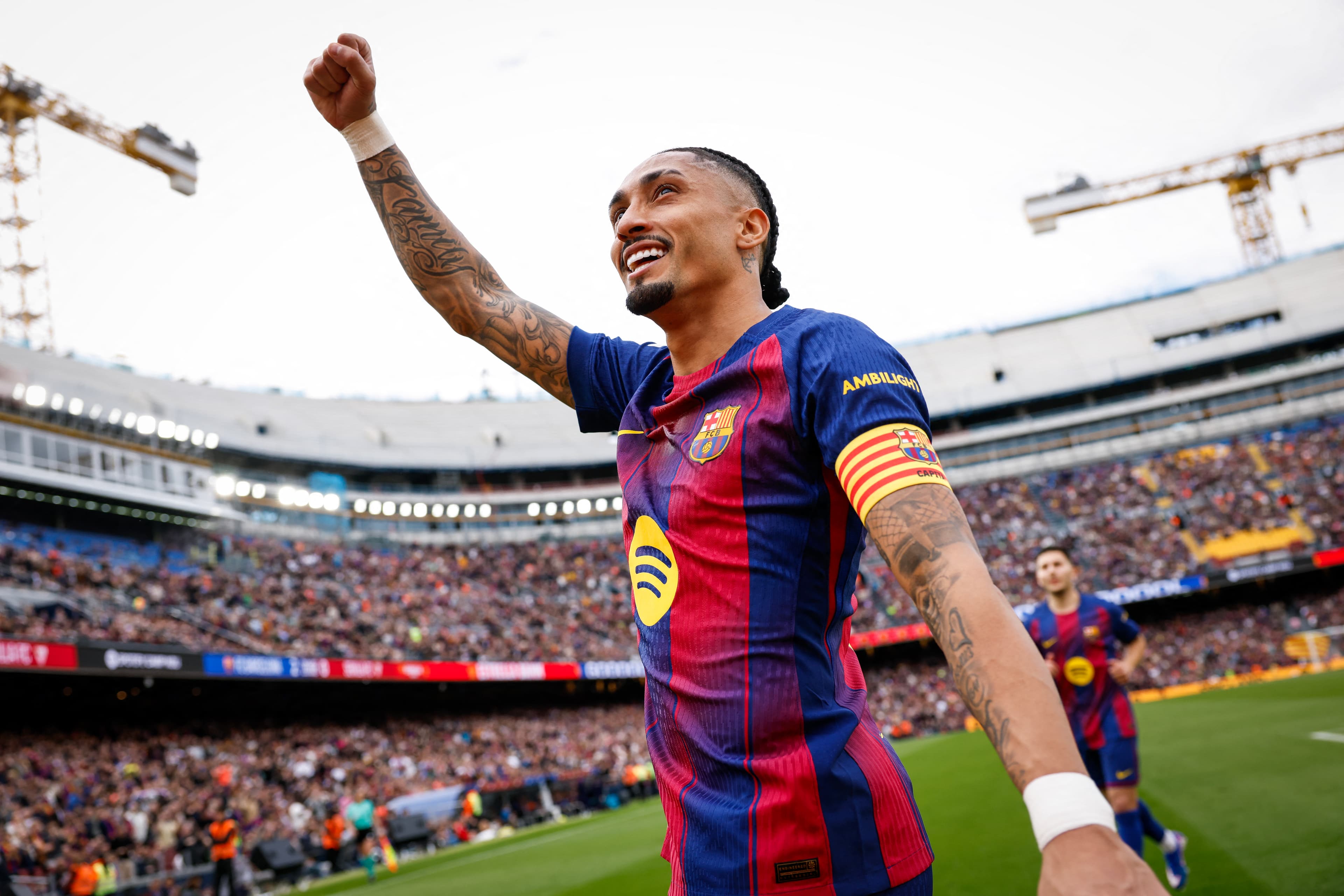 Raphinha faz hat-trick e comanda goleada do Barcelona na La Liga