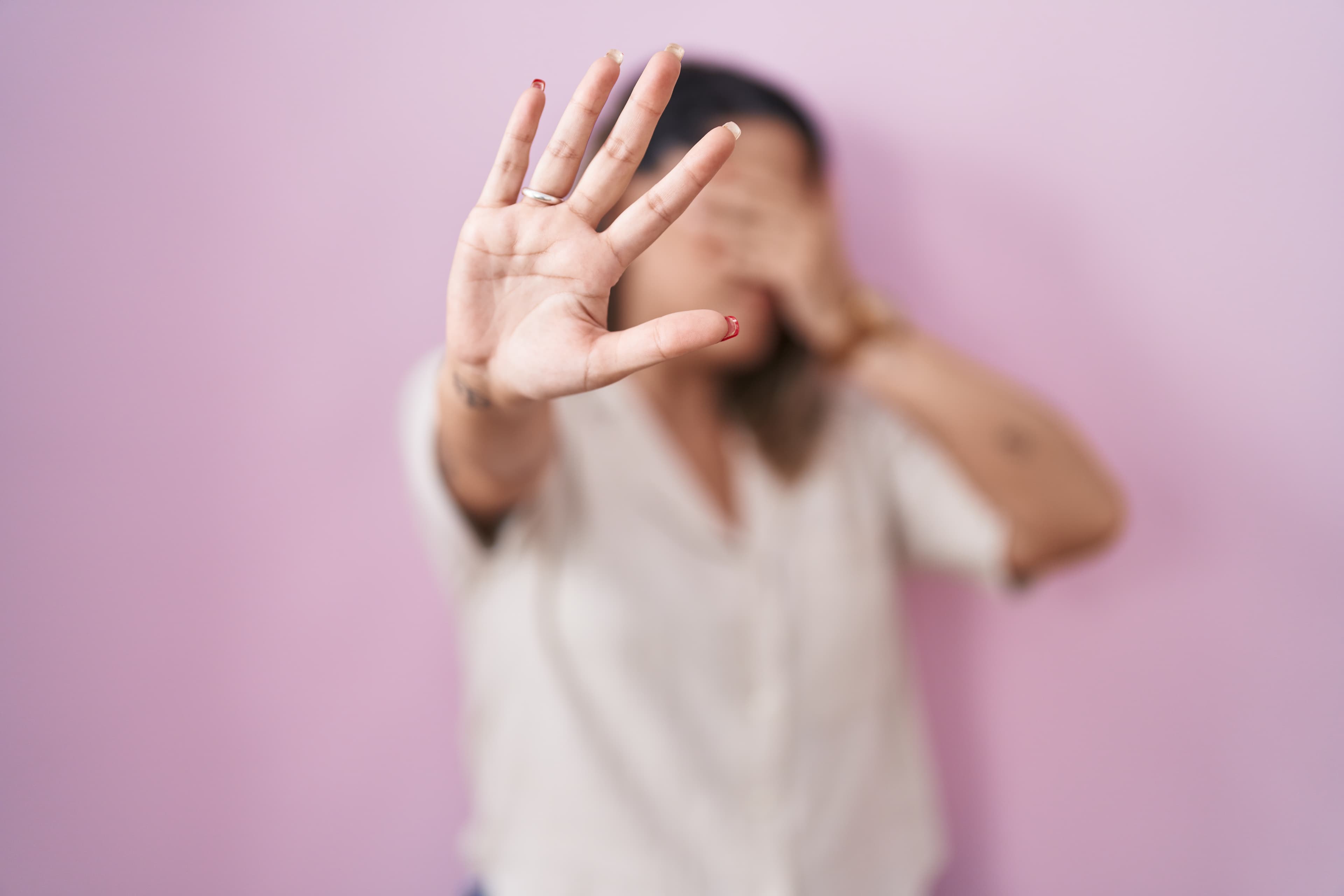 Misoginia na internet impulsiona violência contra mulheres no Brasil