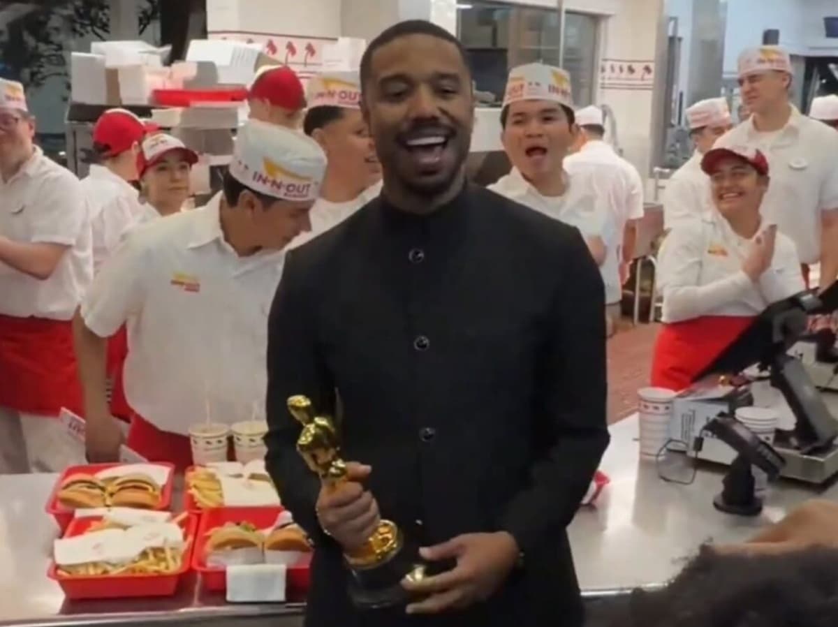 Michael B. Jordan celebra Oscar de Melhor Ator em lanchonete de Hollywood