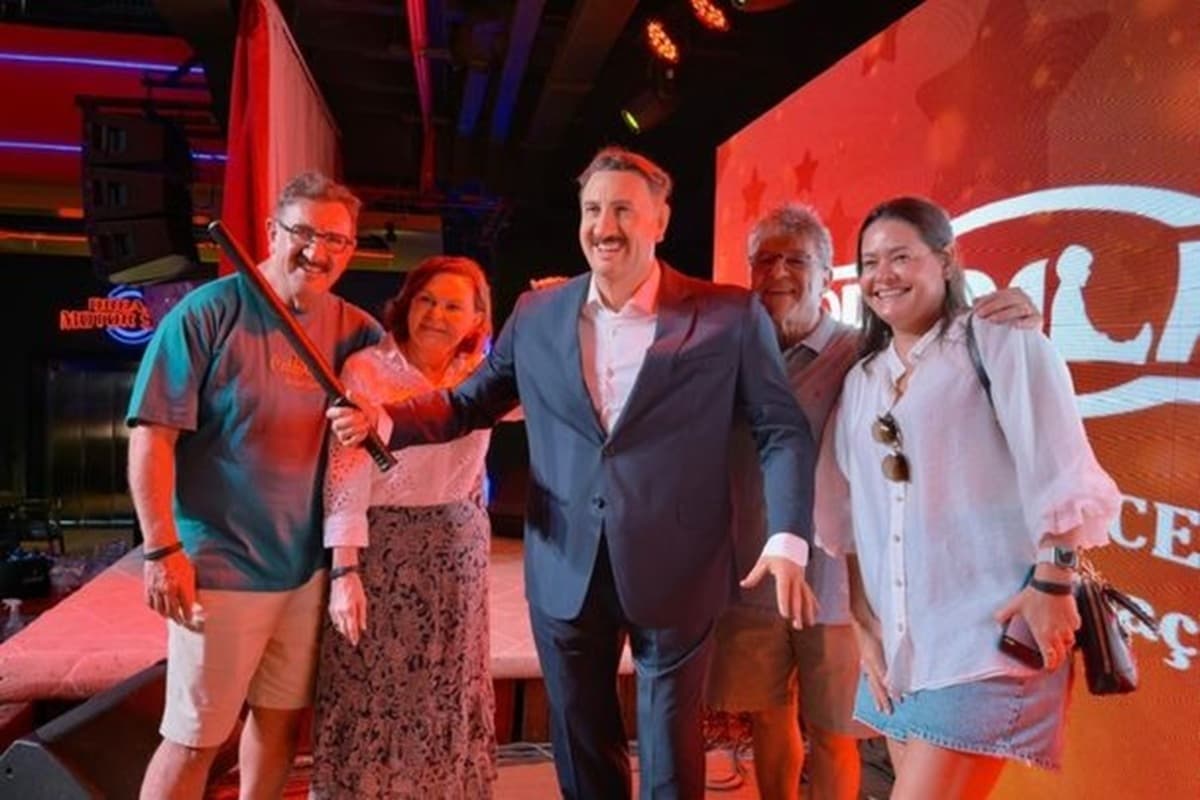 Ratinho recebe estátua de cera em Foz do Iguaçu após polêmica de transfobia