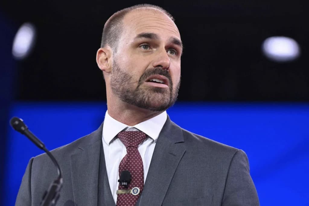 Eduardo Bolsonaro tem 15 dias para justificar abandono de cargo na PF