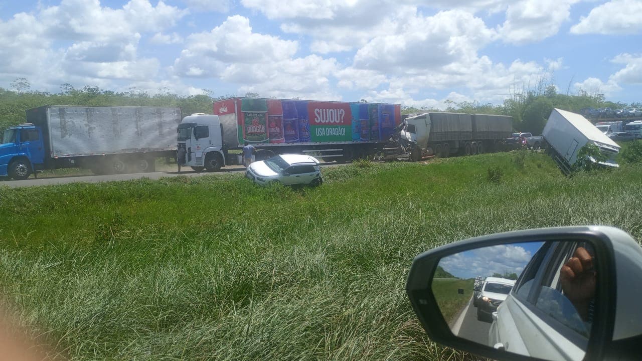 Acidente com carreta na BR-324 deixa um morto e seis feridos em Amélia Rodrigues