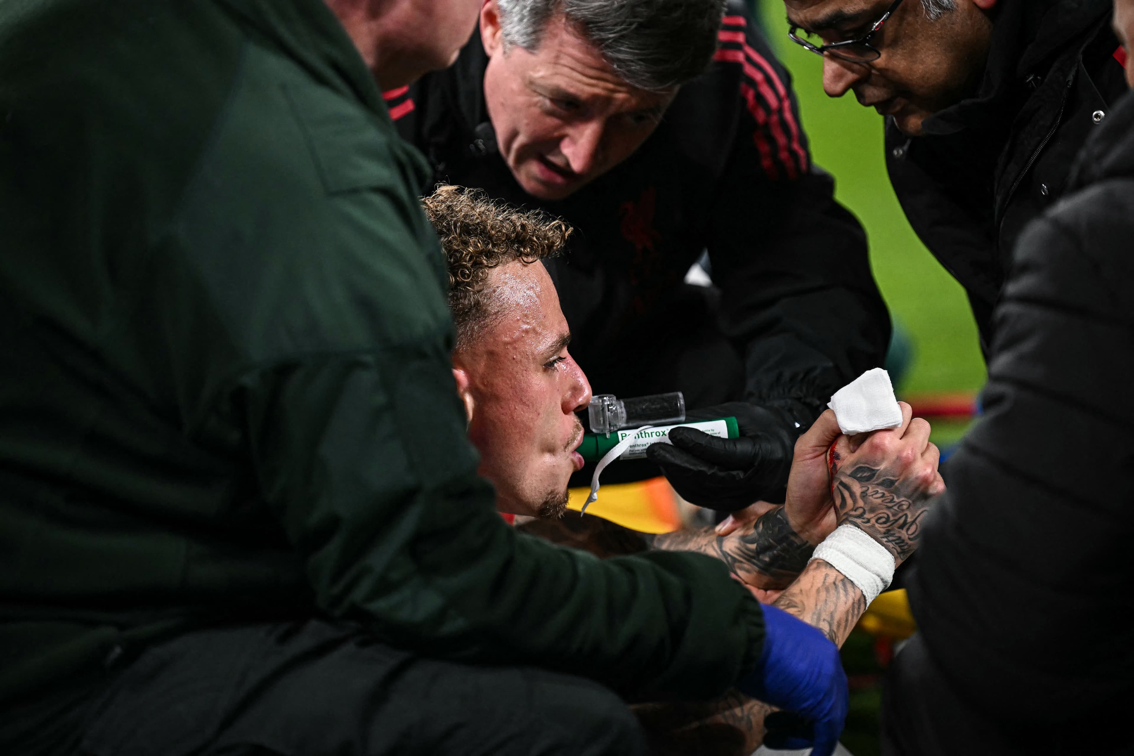Jogador Noa Lang sofre acidente em jogo da Champions e quase perde dedo