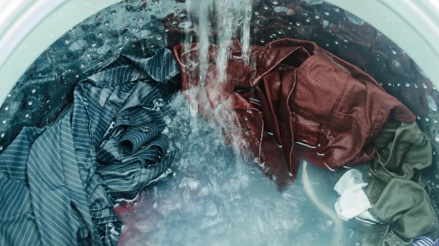 Pouca roupa na máquina de lavar pode reduzir vida útil do aparelho