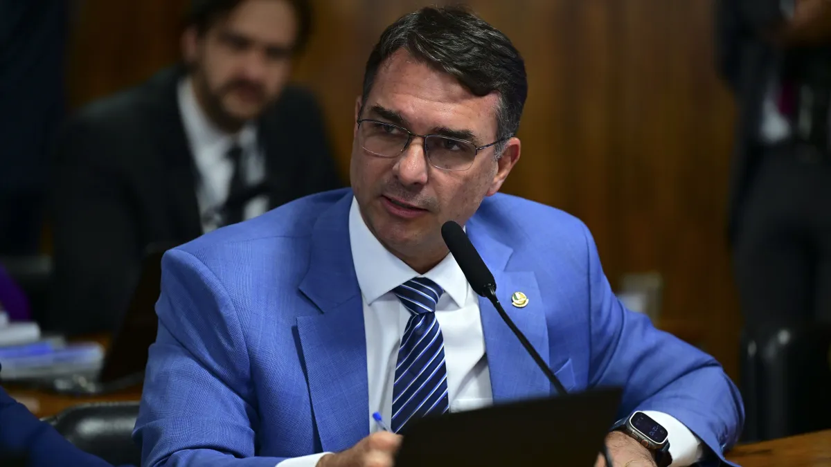 Flávio Bolsonaro apoia Sergio Moro no Paraná e isola Ratinho Júnior