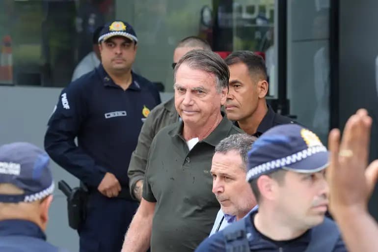 Bolsonaro segue na UTI em Brasília, mas apresenta melhora clínica