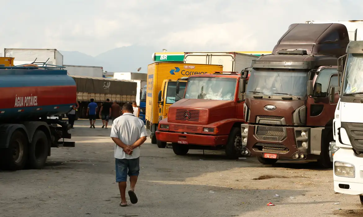 Manifestação contra alta dos combustíveis causa congestionamento na BR-324 em Salvador