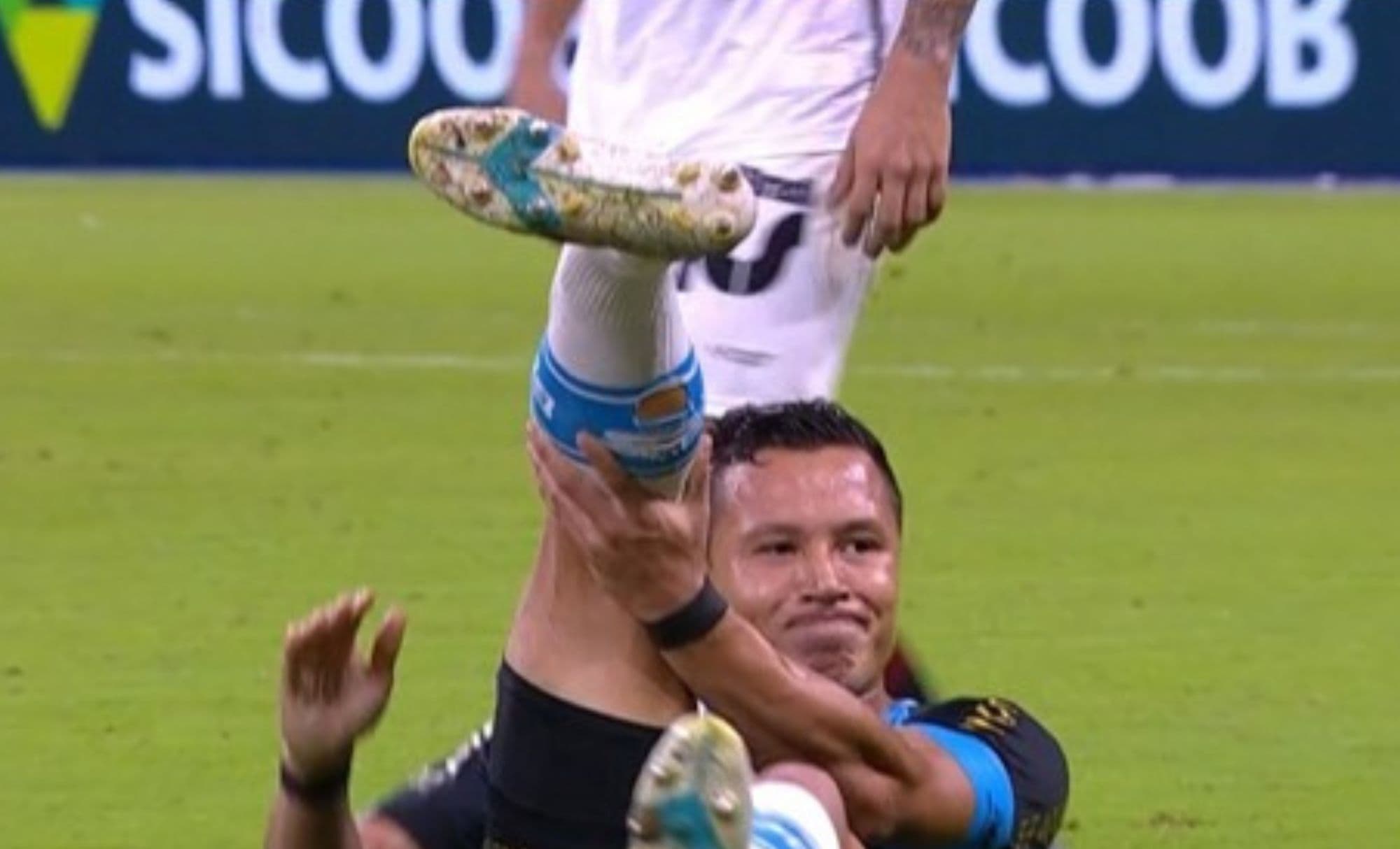 Lesão jogador Grêmio: lateral Marlon torce tornozelo em jogo contra o Vitória