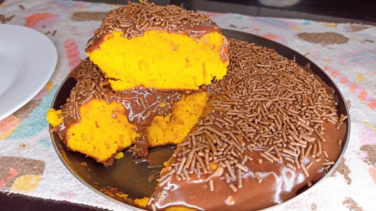 Bolo de cenoura na frigideira vira febre na internet; veja receita fácil