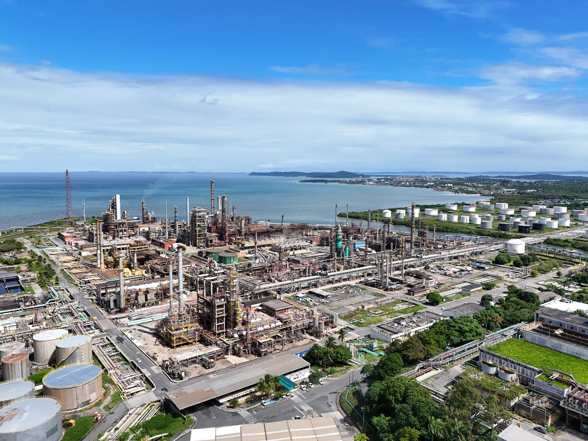 Lula promete recomprar refinaria Bahia e defende estoque de combustíveis