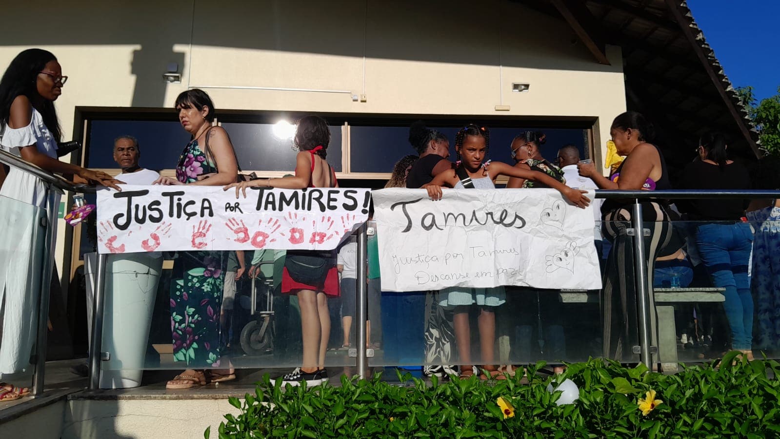 Multidão acompanha sepultamento de Thamiris em Salvador e pede justiça