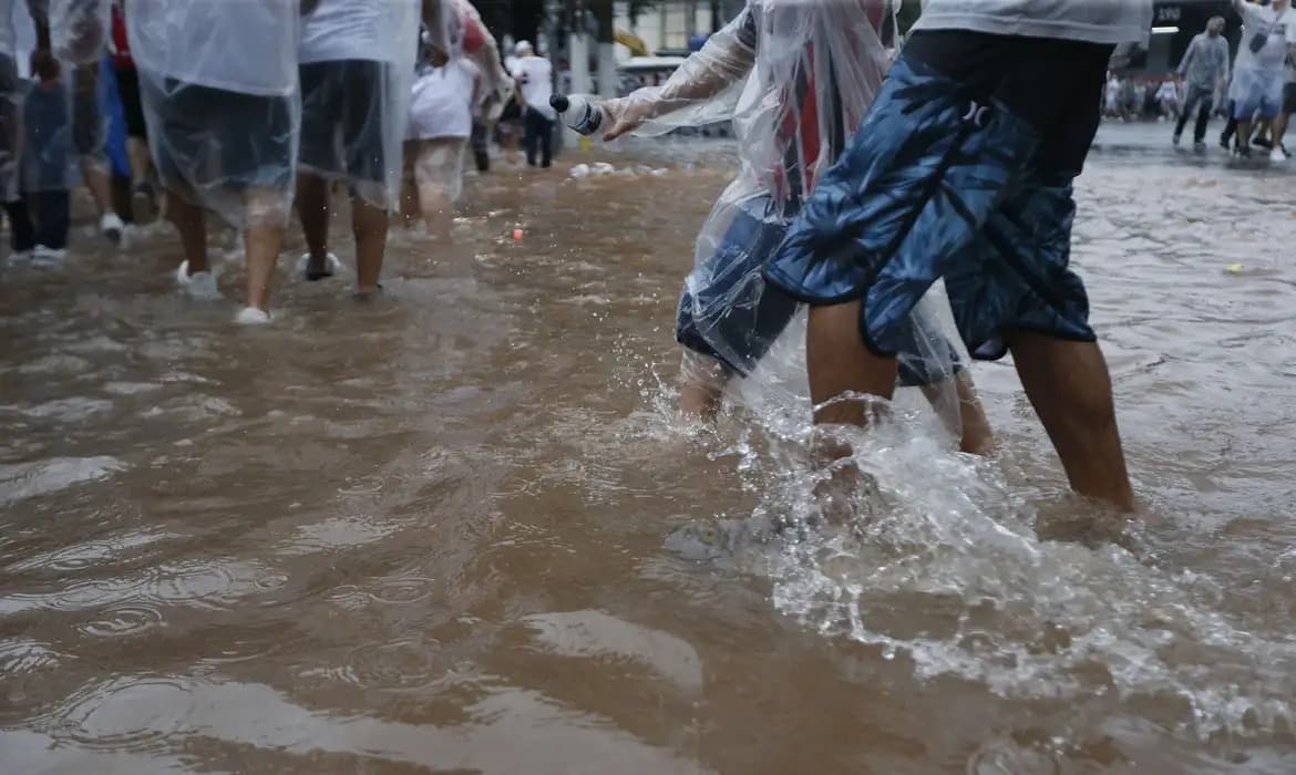Inmet emite alerta para chuvas intensas em cidades da Bahia até domingo