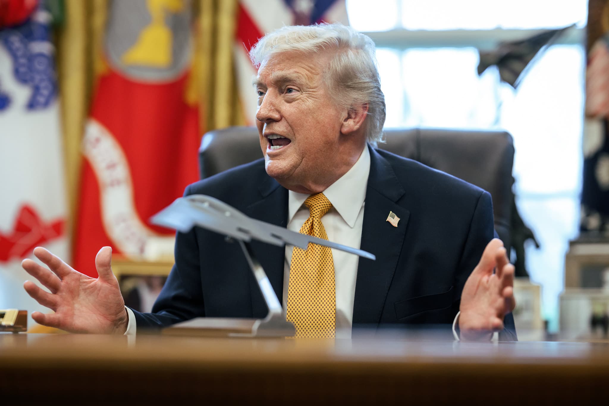 Trump anuncia envio de agentes de imigração para aeroportos dos EUA