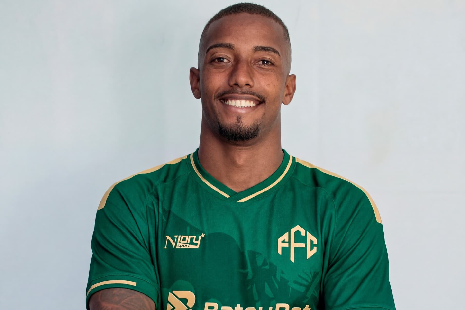 Feira FC contrata lateral Gilberto Santos, ex-Santos, para a Série B do Baianão