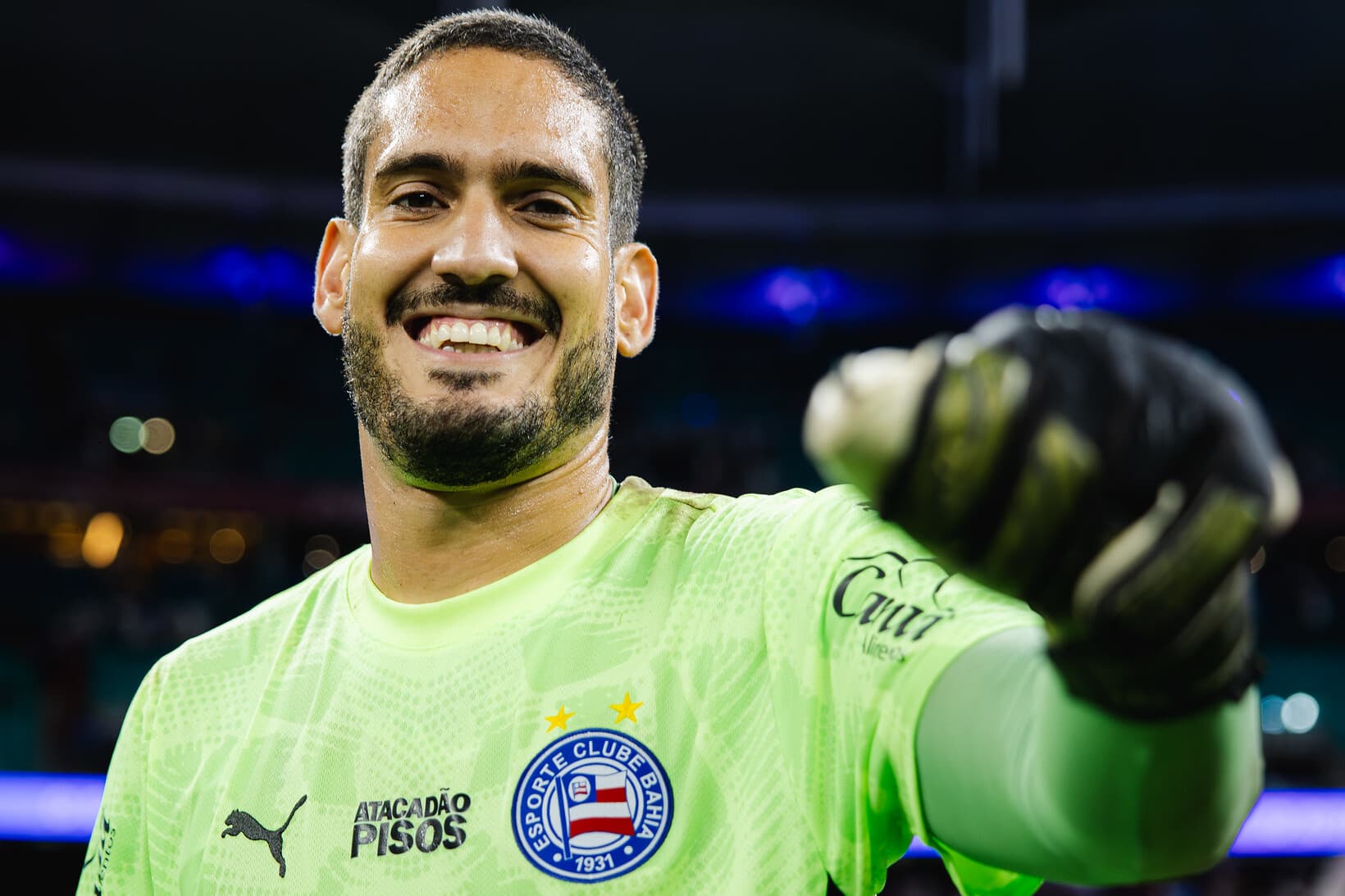 Goleiro Ronaldo, do Bahia, sofre lesão no cotovelo em derrota para o Remo