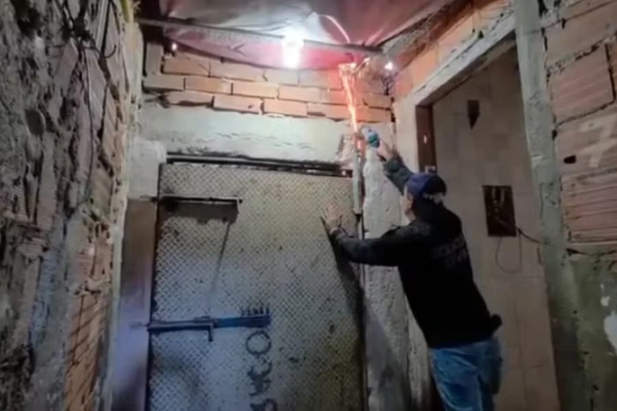 Bunker do tráfico do CV é descoberto com porta de 350 kg no Centro do Rio