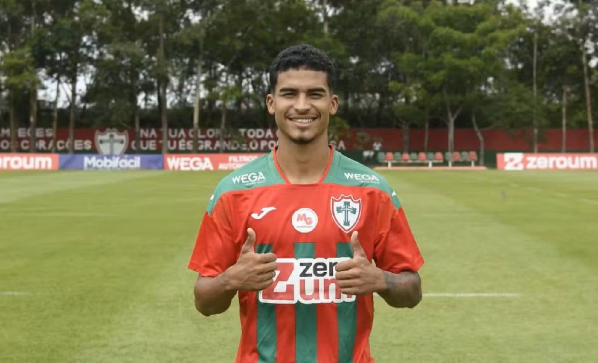 Renê, alvo do Vitória, recebe proposta do Corinthians e pode ir para rival