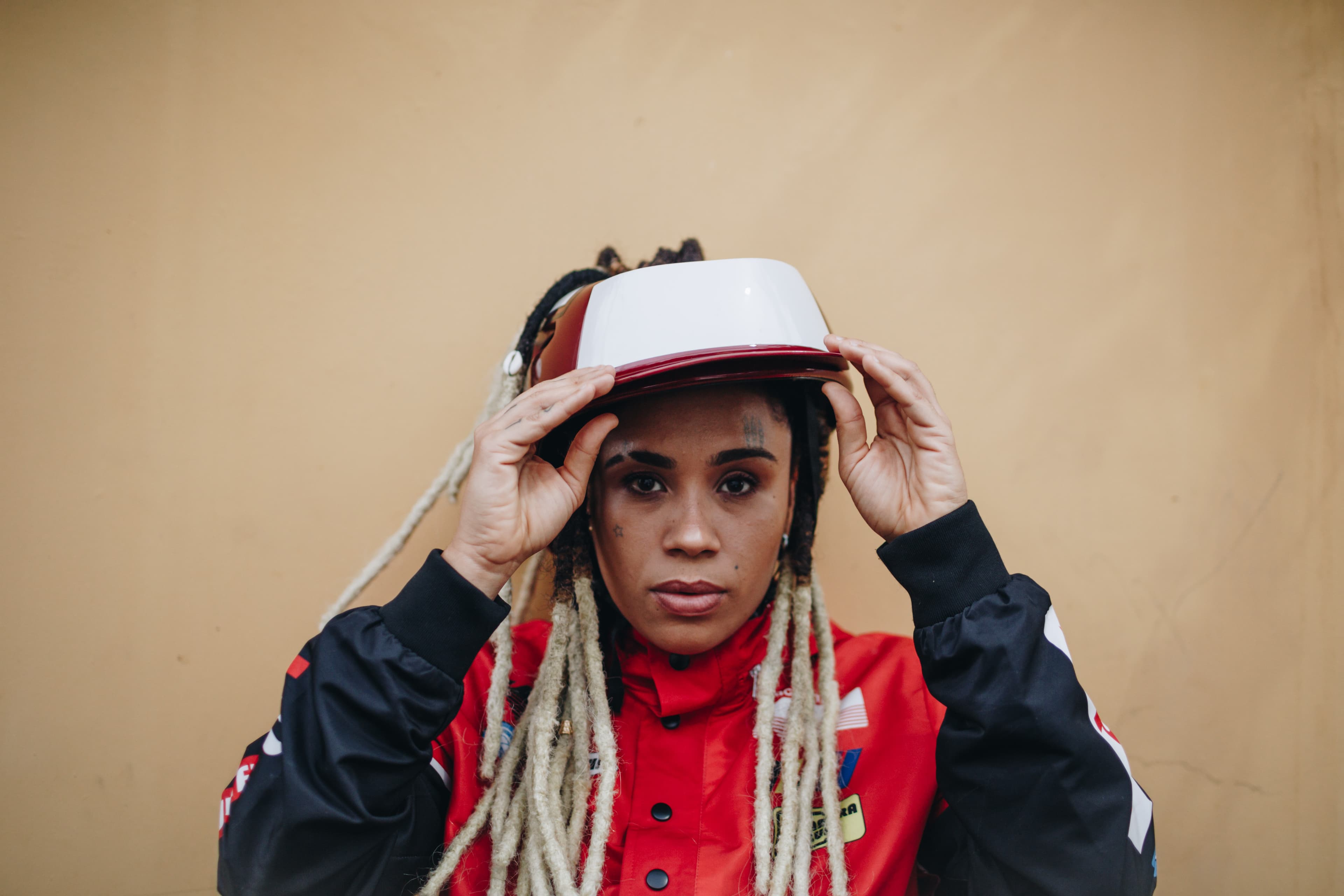 Salvador distribui 50 capacetes adaptados para cabelos afro no Farol da Barra