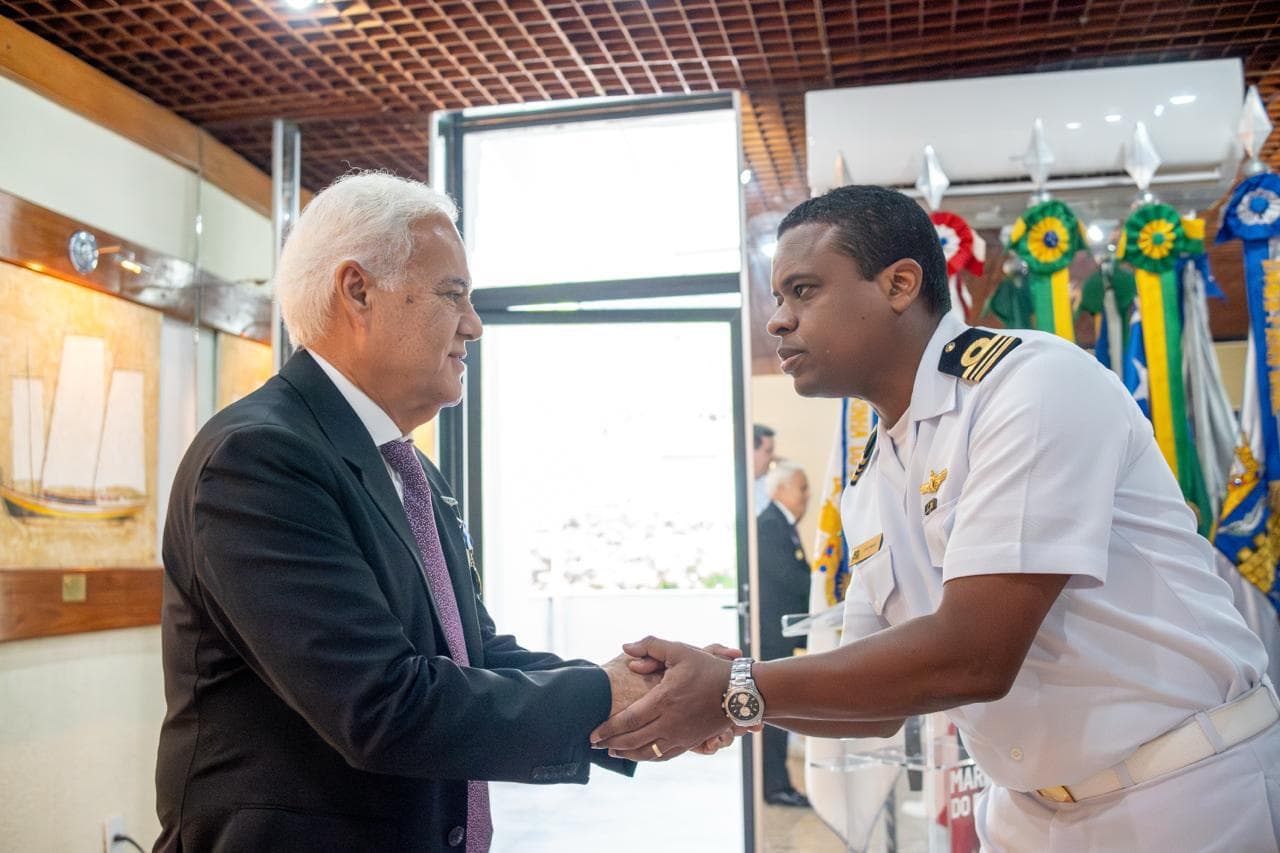 Desembargador Sérgio Cafezeiro recebe honrarias da FAB e Marinha em Salvador
