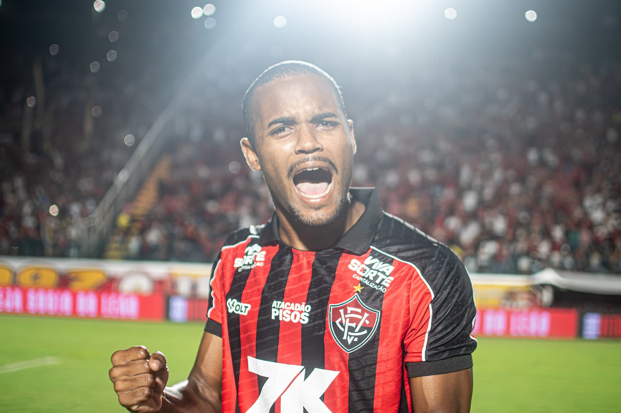 Vitória empresta lateral Paulo Roberto, 20 anos, para o Cianorte