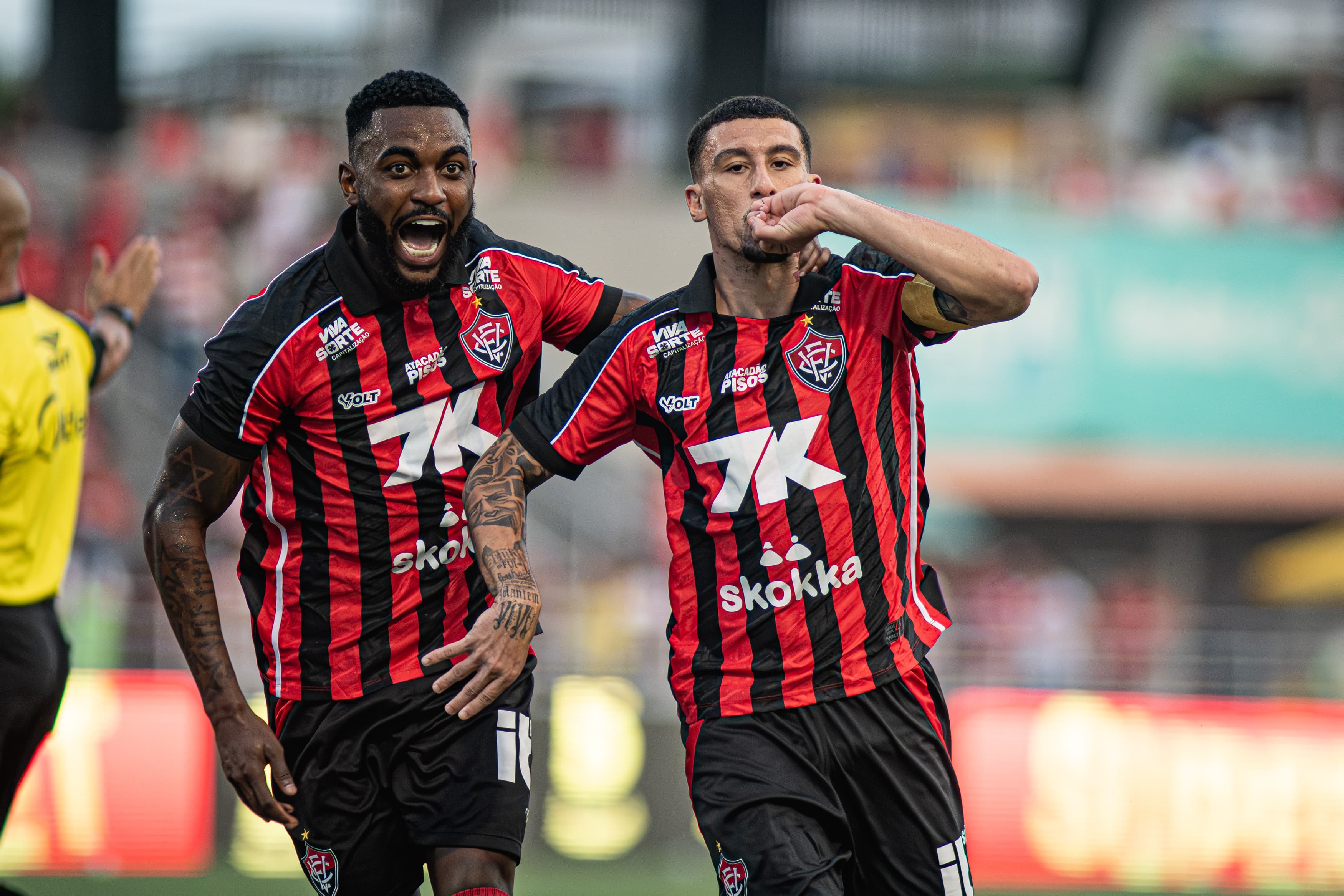 Vitória vence CRB por 4 a 2 em jogo movimentado pela Copa do Nordeste