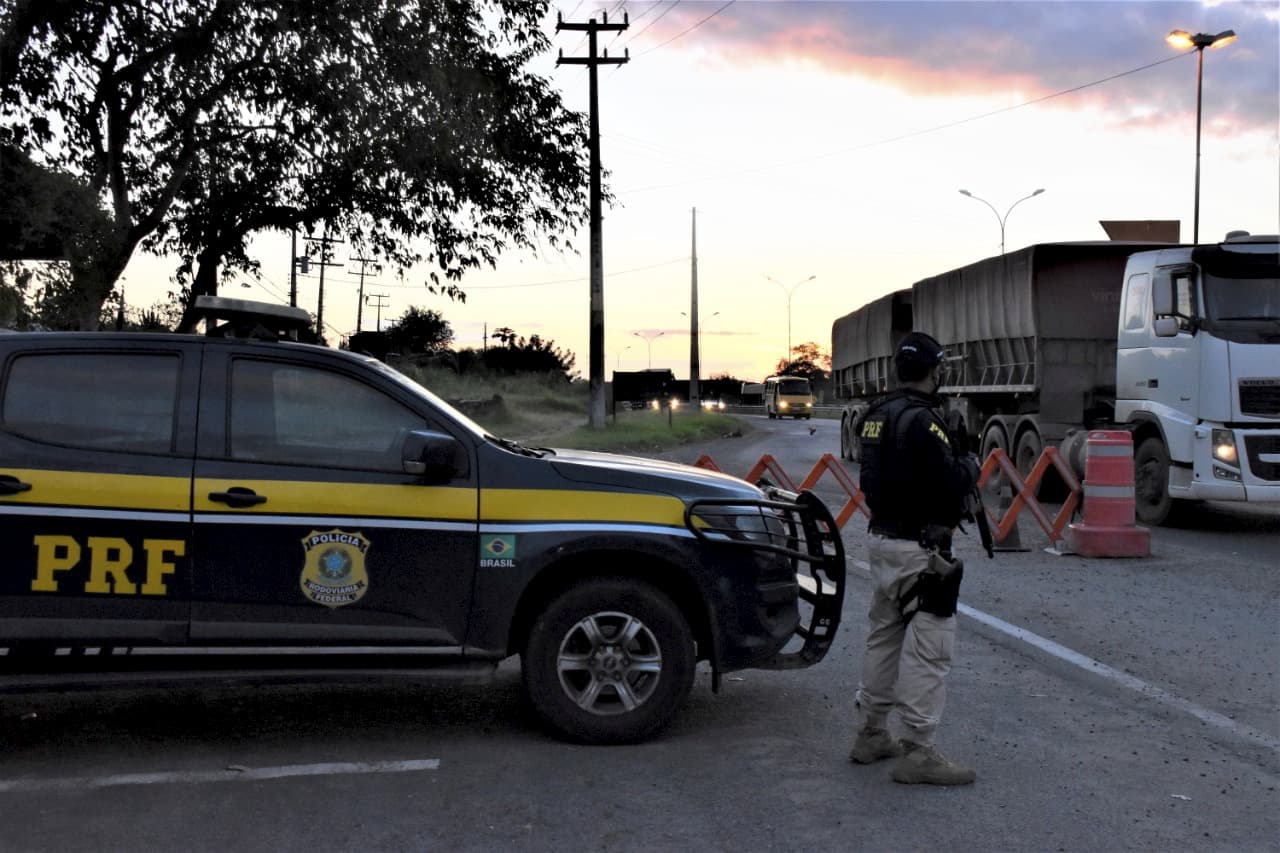 Acidente na BR-116: batida entre carro e moto mata dois homens na Bahia