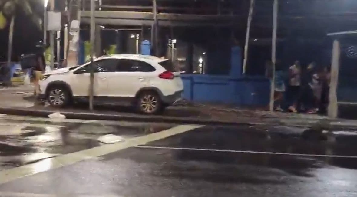 Salvador: carro atinge ponto de ônibus na Barra e deixa feridos