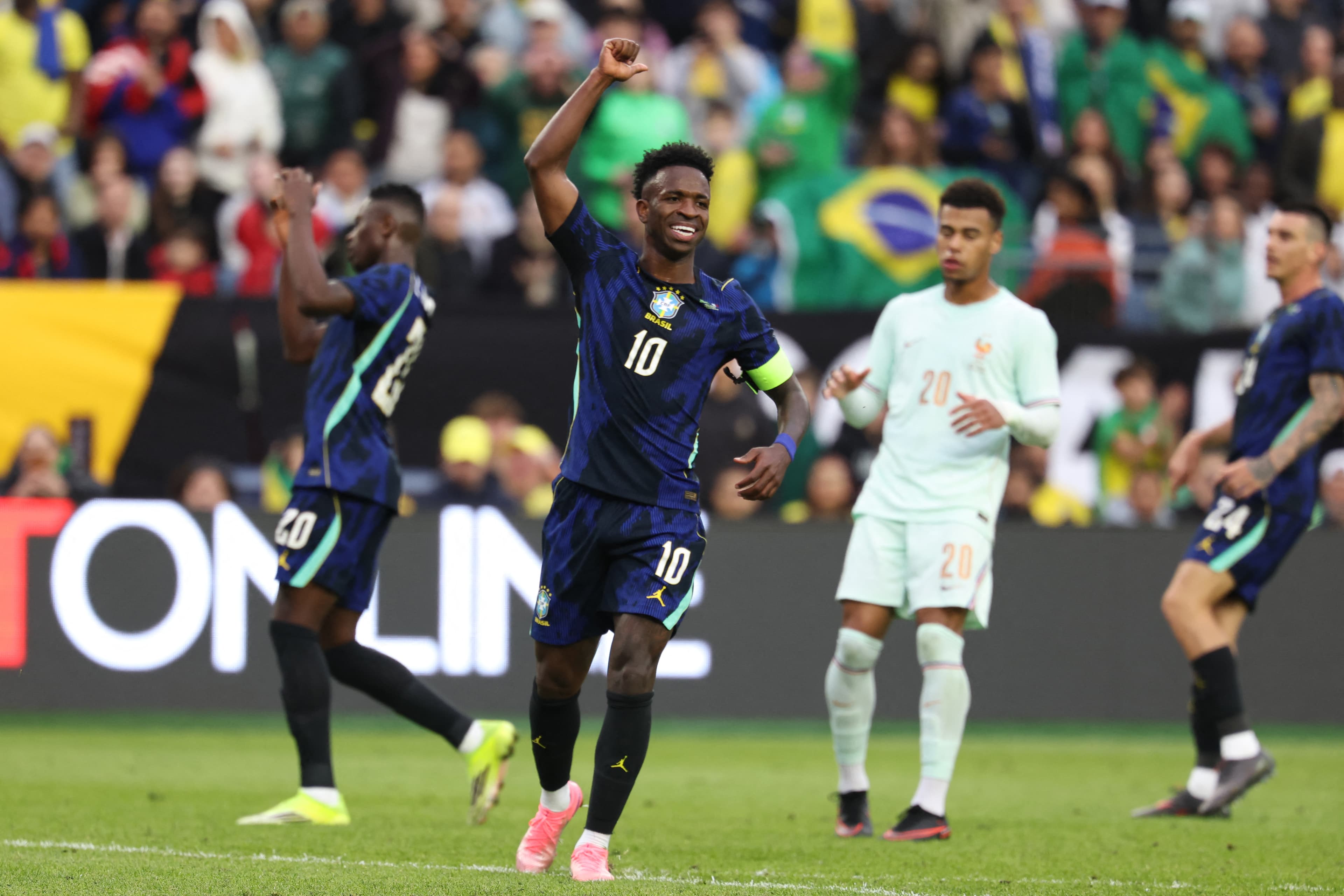 Vinicius Junior treina normalmente após dores na coxa em Orlando