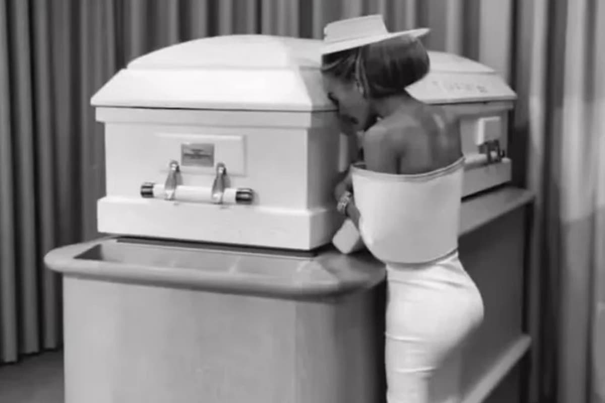 Influenciadora britânica posta foto sorrindo ao lado do caixão da filha e gera críticas