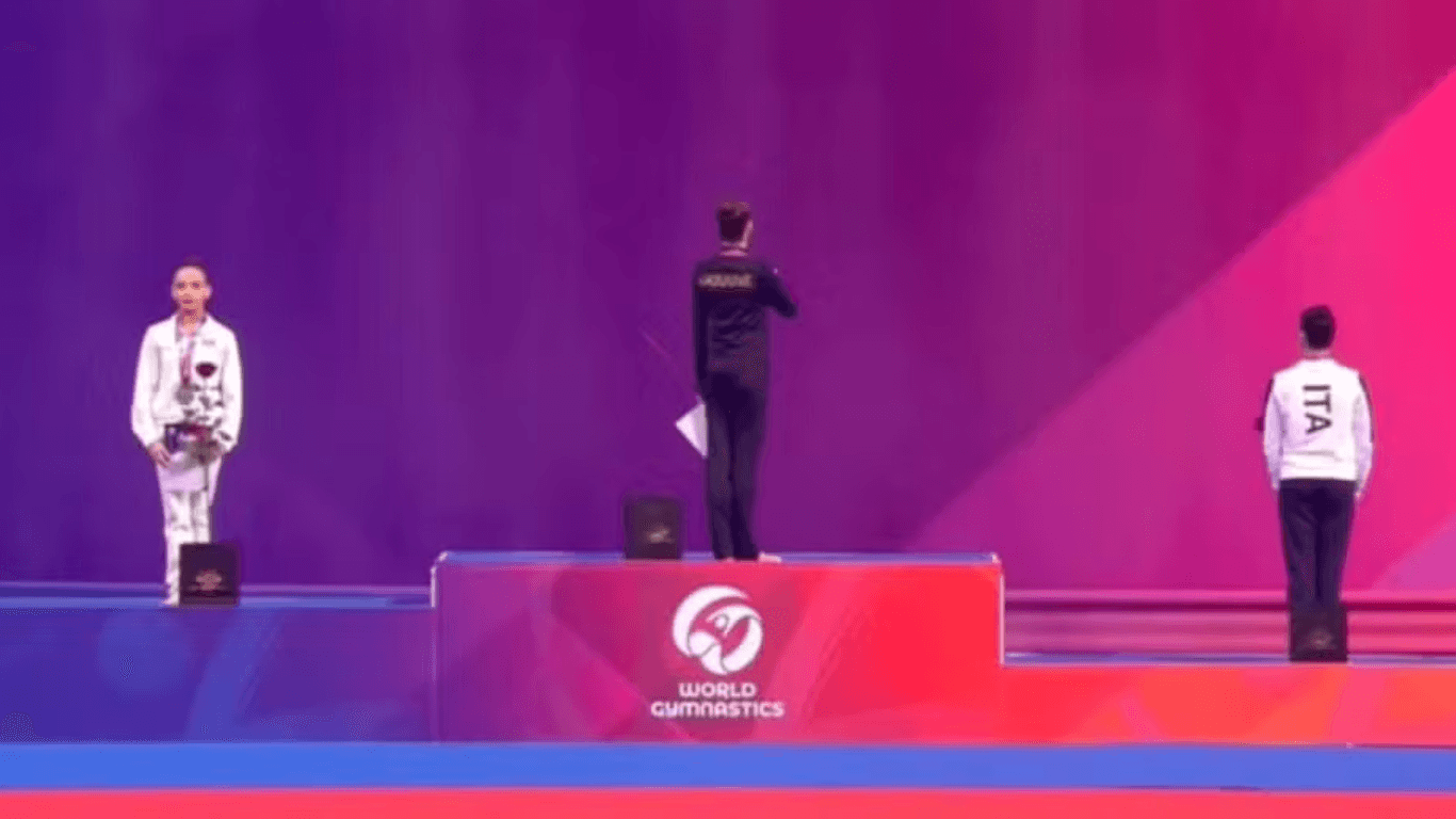 Atleta russa vira de costas durante hino da Ucrânia em Copa de Ginástica Rítmica