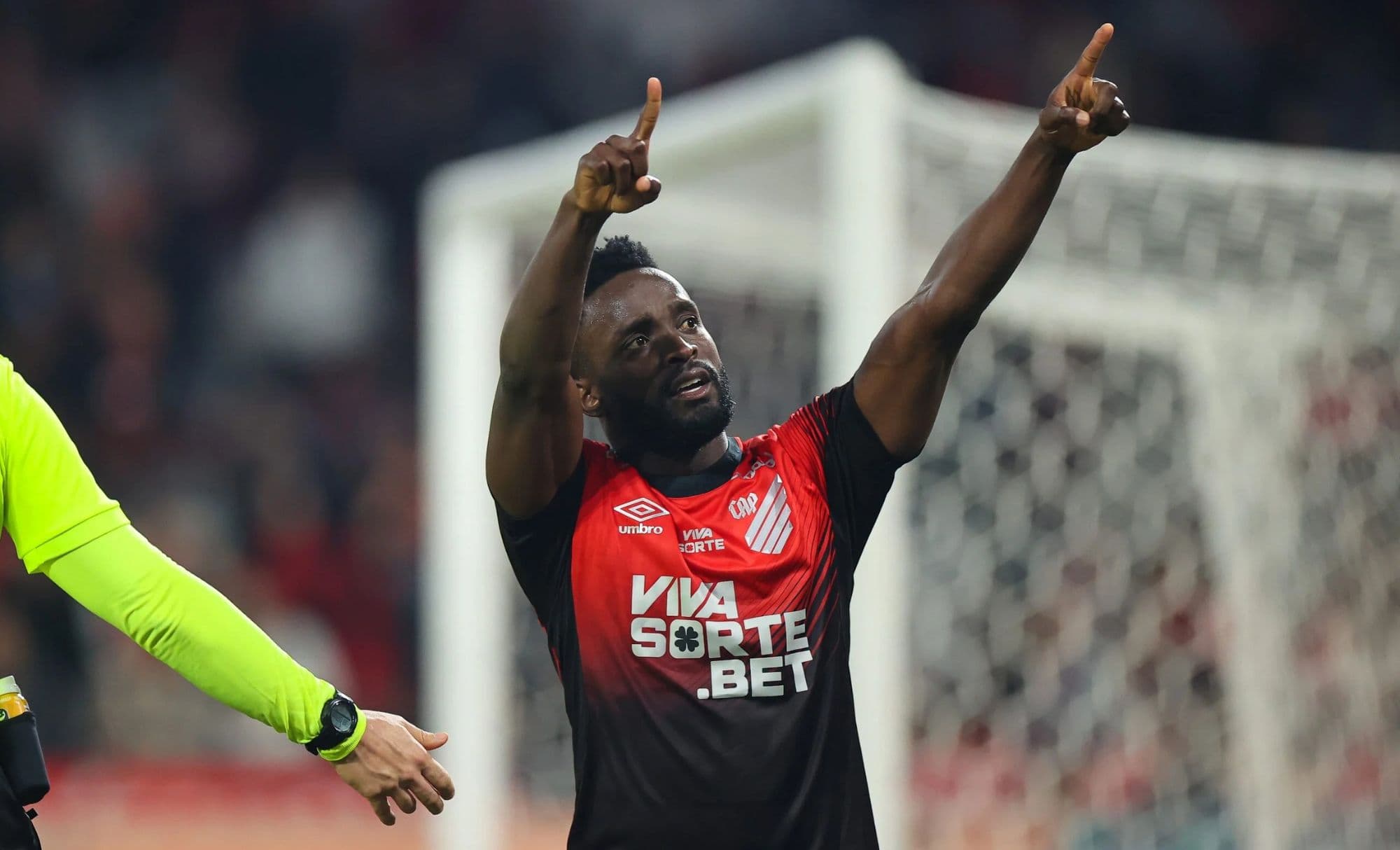 Ex-atacante do Bahia, Steven Mendoza é destaque em rival do Tricolor no Brasileirão