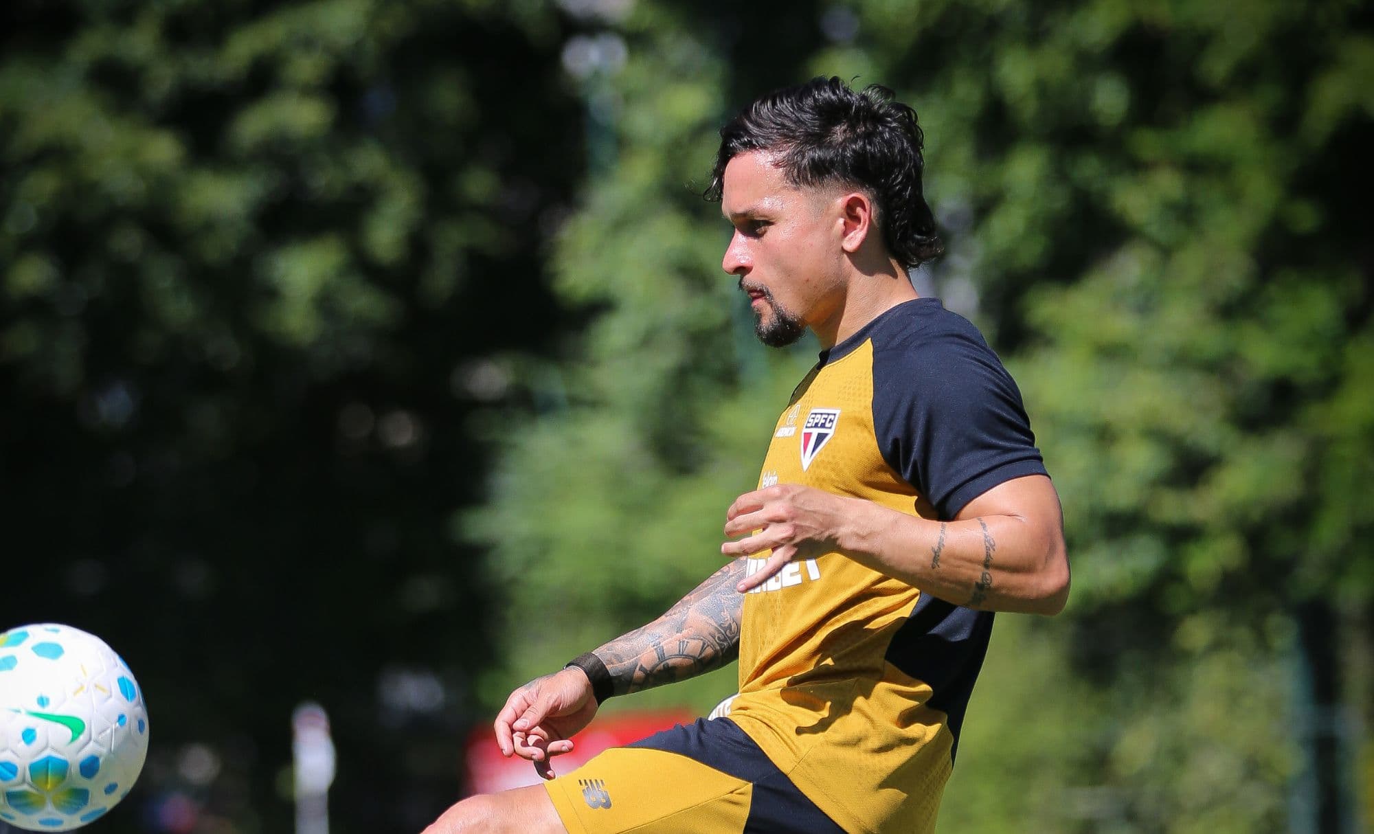 Artur Roger Machado: Atacante do São Paulo celebra reencontro com técnico