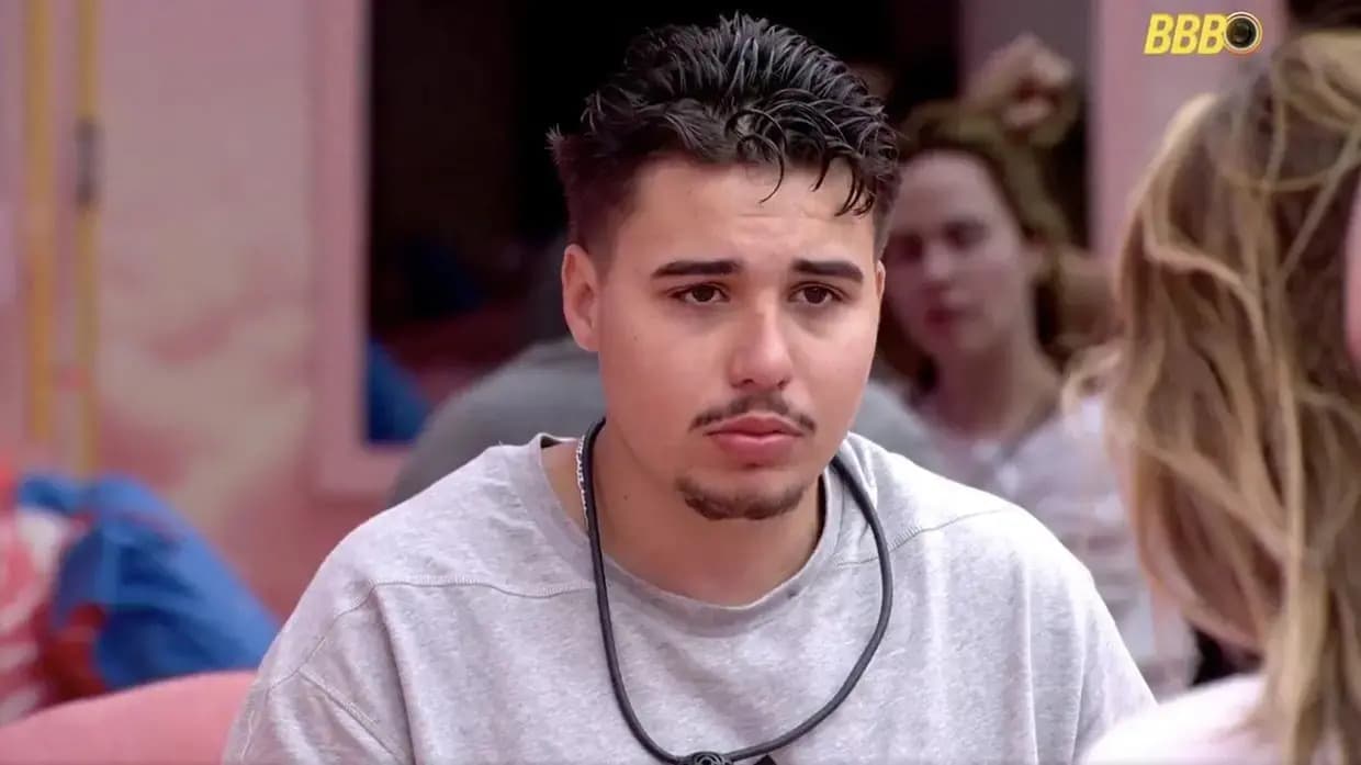 Ex-BBB Pedro Espindola busca atendimento médico após novo surto psicótico