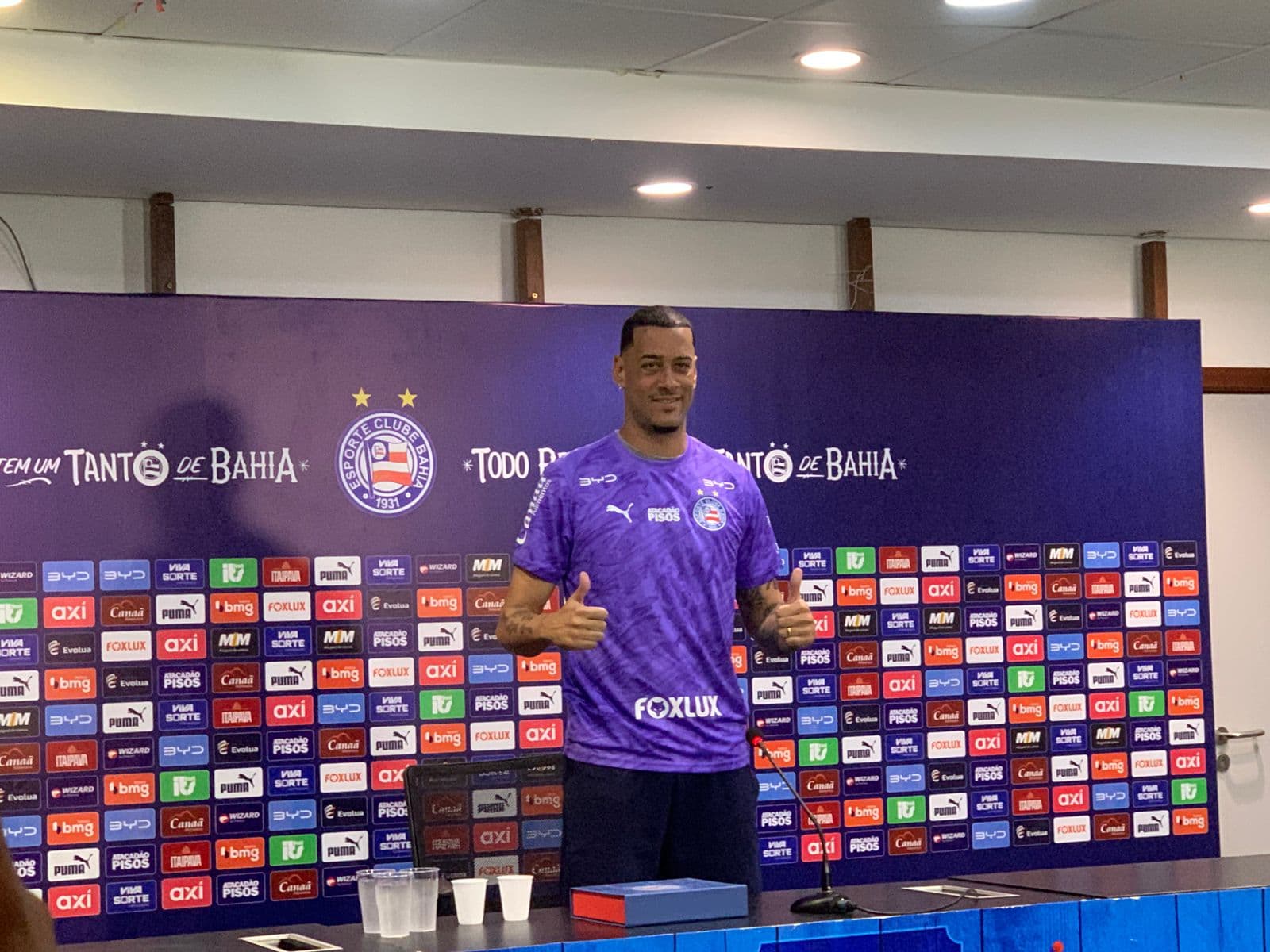 Léo Vieira é apresentado no Bahia e cita 'herança de família' com o clube