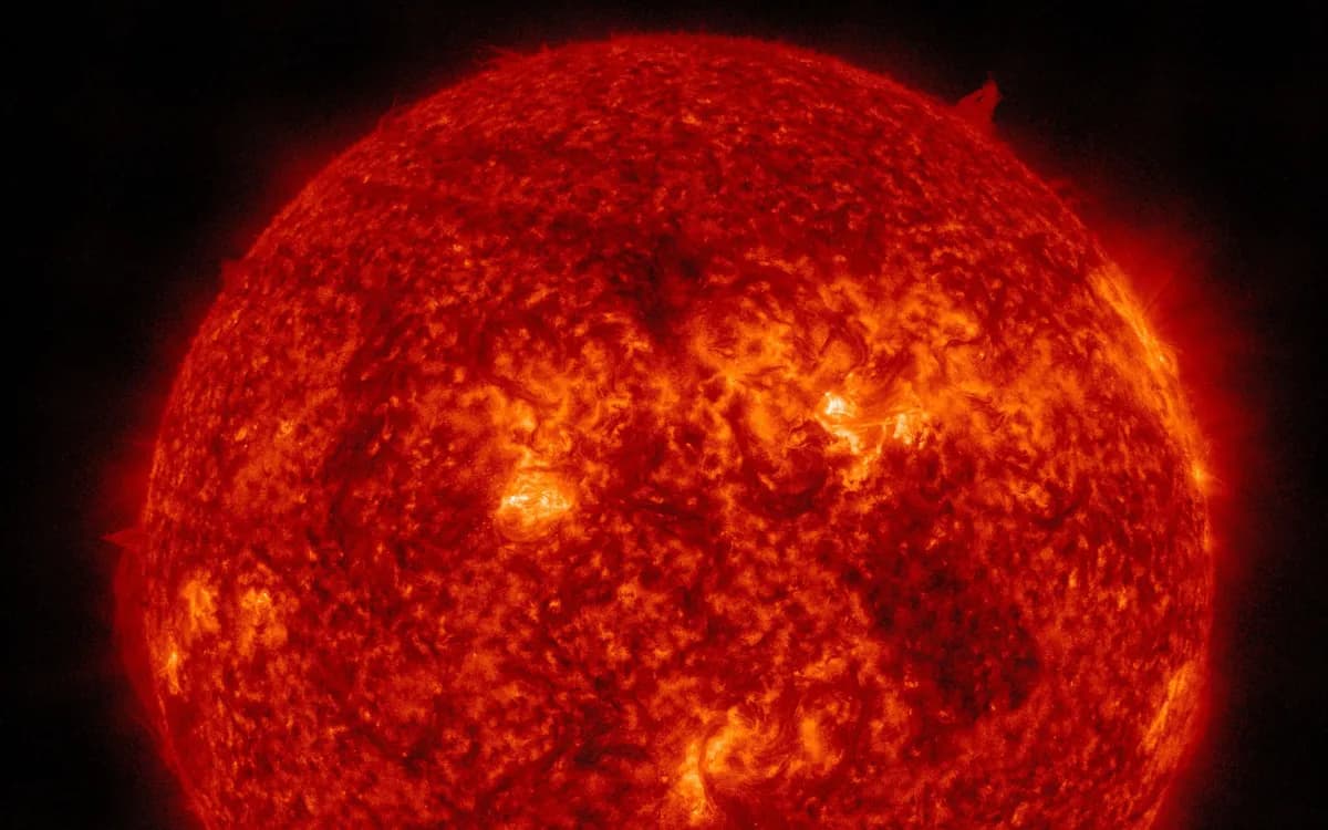 Artemis 2: Tempestade solar ameaça astronautas em órbita lunar
