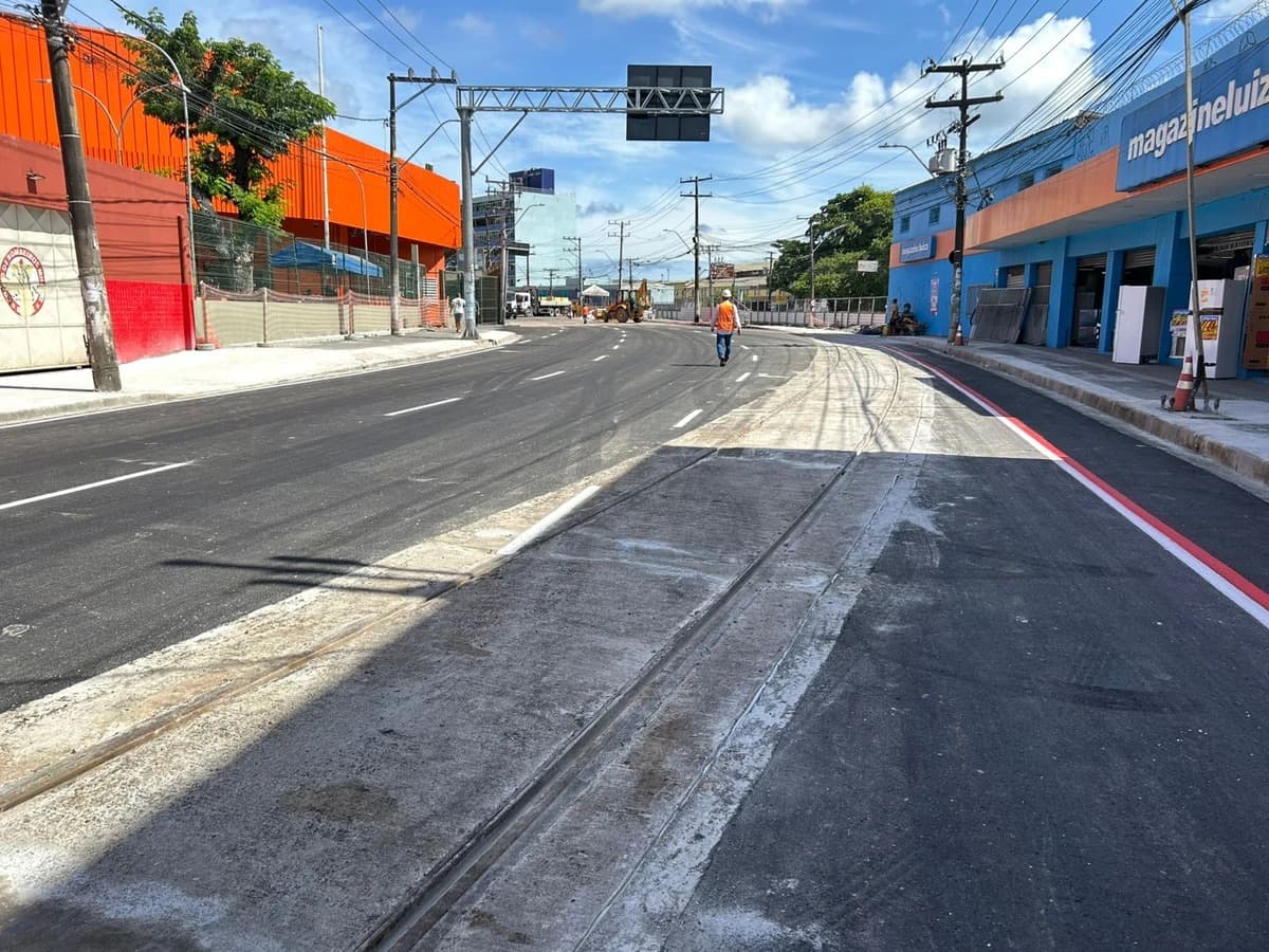 VLT Salvador: Avenida Jequitaia tem trecho liberado com VLT dividindo pista