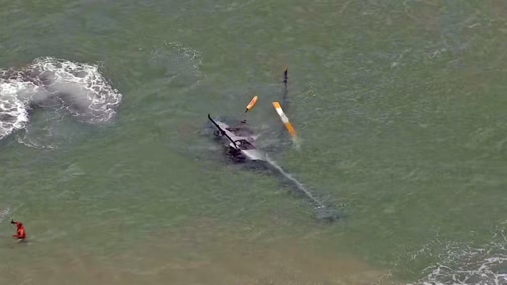 Helicóptero cai no mar da Barra da Tijuca com três ocupantes