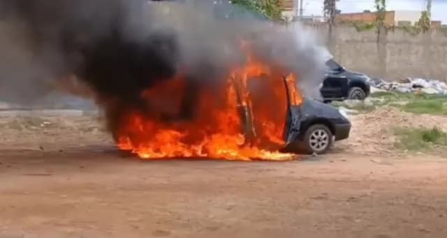 Homem incendeia carro após problemas mecânicos em Irecê, na Bahia