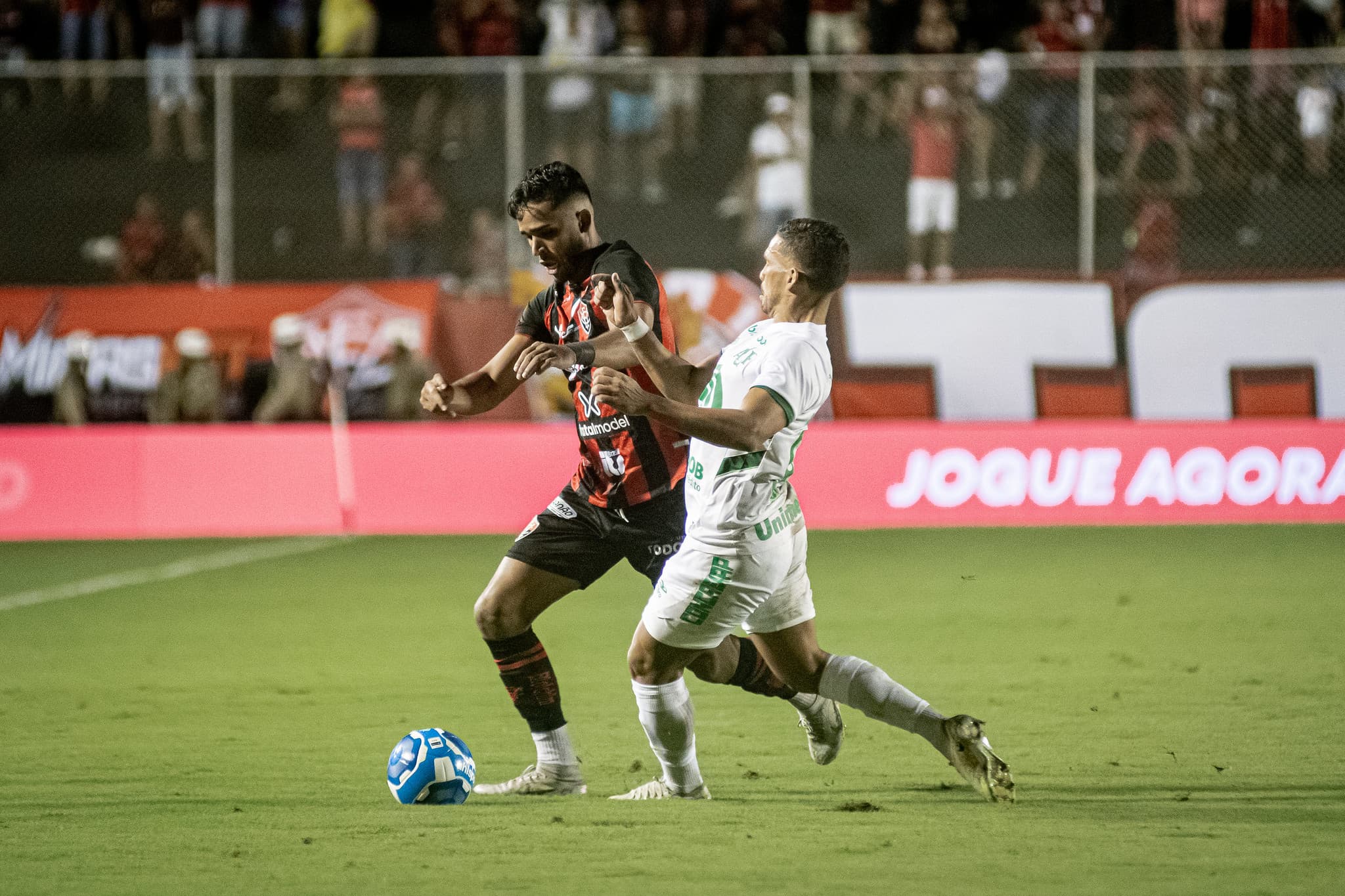 Vitória visita Chapecoense na Arena Condá em busca de reabilitação no Brasileirão