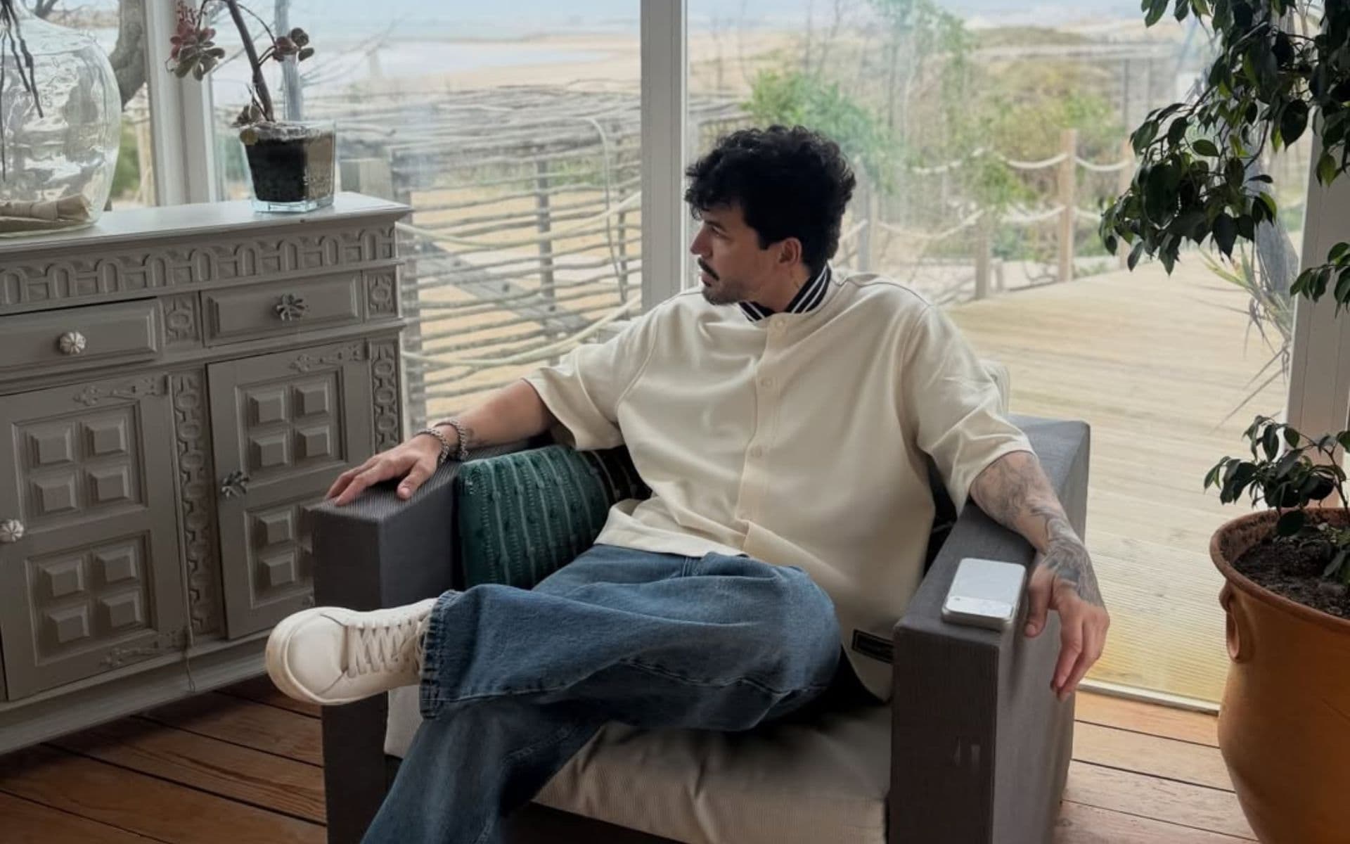 Cantor condenado por estupro das filhas cancela turnê com banda