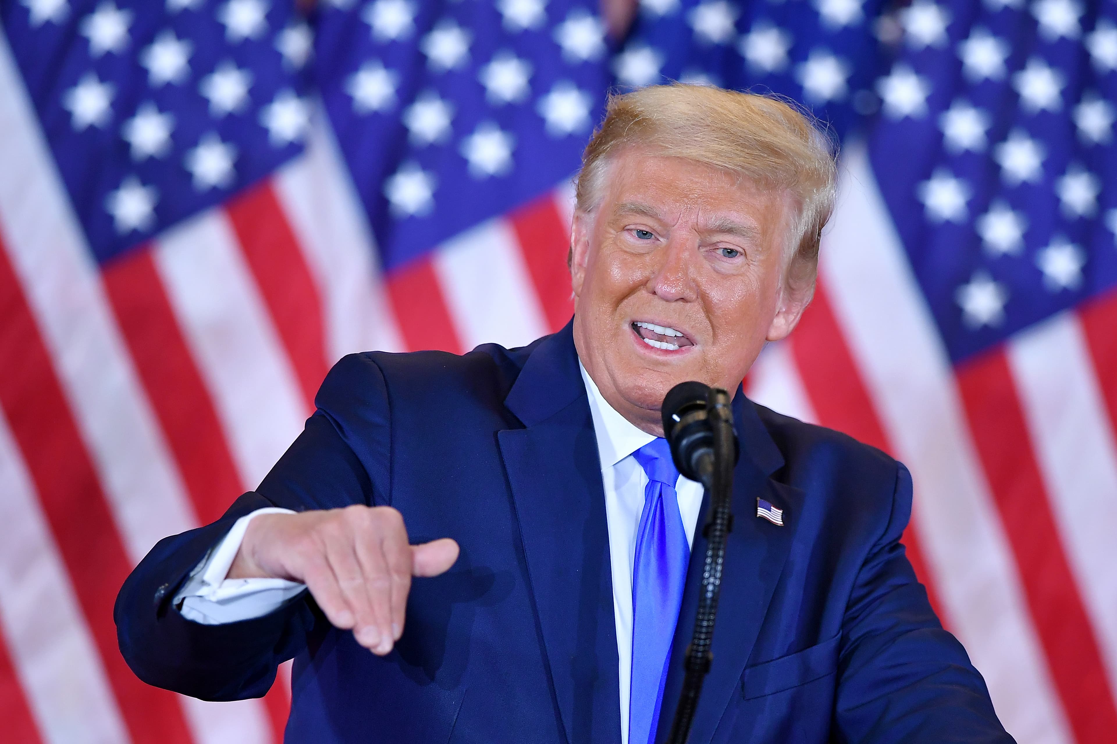 Piloto dos EUA é resgatado no Irã após caça ser abatido, diz Trump