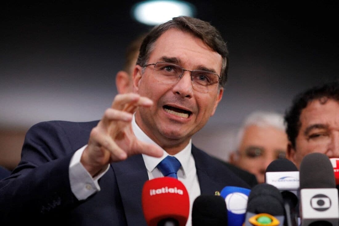 Flávio Bolsonaro reage a atrito entre Eduardo e Nikolas e pede união da direita